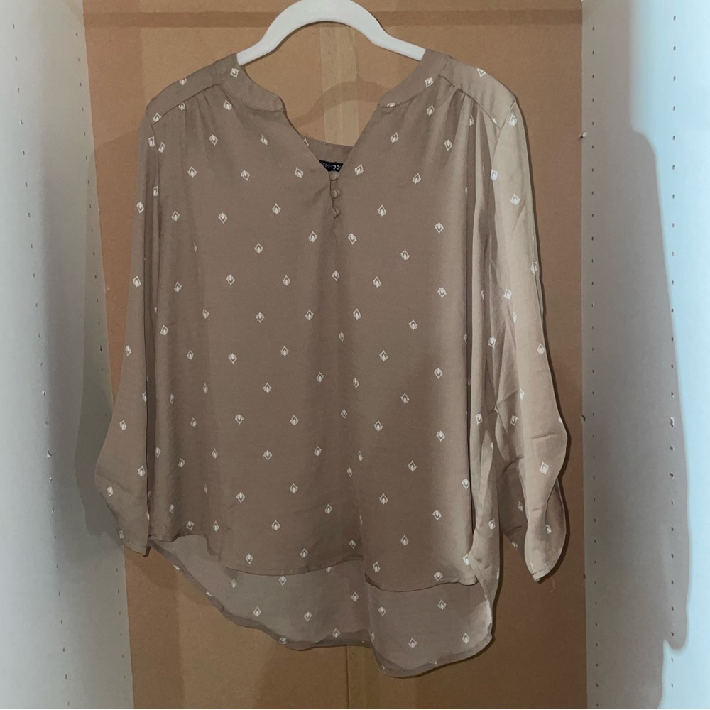 Never Worn Tan Brown Blouse Three Quarter Sleeve Business Casual White Design